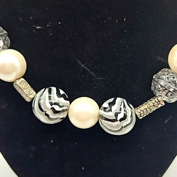 Art glass and pearl beads necklace - Picture 4 of 7